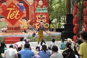 Người Sài Gòn ùn ùn đến khu vui chơi dịp giỗ Tổ Hùng Vương