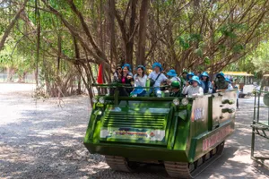 Thích thú trải nghiệm đi xe tăng địa hình, khám phá 'rừng Amazon'