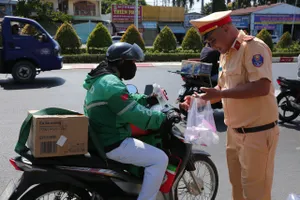 CSGT 'đội nắng' phát nước miễn phí cho người dân về quê nghỉ lễ 30-4
