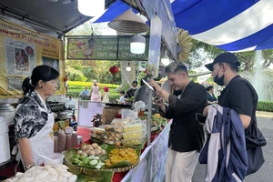 Nghỉ lễ 30-4, đến Thảo Cầm Viên thưởng thức ẩm thực 3 miền 