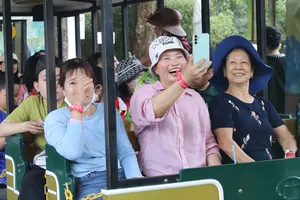 Người dân đổ xô đến điểm vui chơi 'giải nhiệt' dịp lễ 30-4