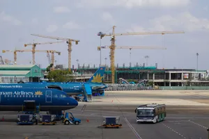 Làm gì để 'hạ nhiệt' giá vé máy bay lên giá tour du lịch?