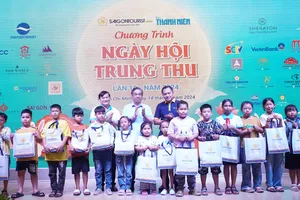 500 trẻ em mồ côi do dịch COVID-19 được vui tết Trung thu