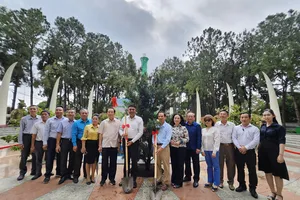 Trồng cây vạn niên tùng gắn kết tình hữu nghị Việt Nam - Ấn Độ