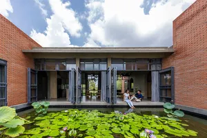 Ngôi nhà ba khối liên kết với nhau điều hòa khí hậu