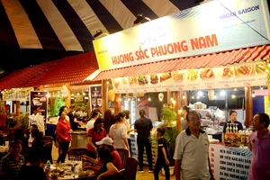 Rộn ràng lễ hội ẩm thực, trái cây hút khách dịp hè ở TP.HCM