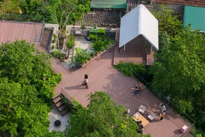 Ngôi nhà được bao bọc bởi cây xanh đầy ấn tượng