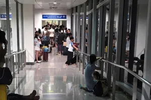 Xử lý nghiêm vụ đoàn khách bị 'mắc kẹt' trong hành lang ở sân bay Tân Sơn Nhất