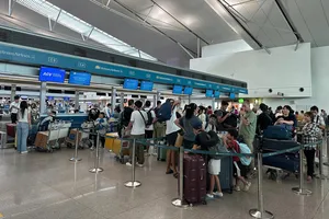 Người dân TP.HCM nghỉ lễ sớm, sân bay Tân Sơn Nhất, ga Sài Gòn nhộn nhịp