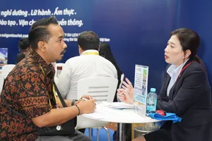 Lần đầu xe buýt hai tầng xuất hiện ở hội chợ về du lịch đang diễn ra ở TP.HCM