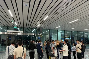Hành khách 'kẹt' ở sân bay Tân Sơn Nhất vì chuyến bay trễ 5 tiếng