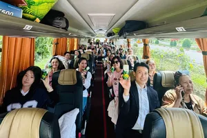 Tìm giải pháp để hướng dẫn viên du lịch có thêm không gian tương tác trên xe