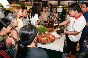 Du khách TP.HCM xếp hàng từ sáng sớm thưởng thức Ẩm thực cua Cà Mau 