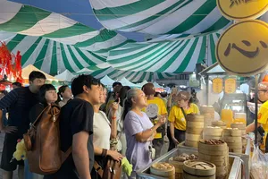 Du khách nườm nượp đến Chợ Lớn trải nghiệm ẩm thực người Hoa