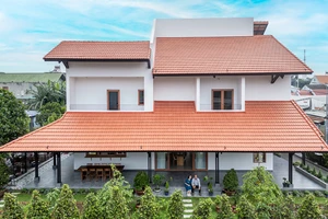 Ngôi nhà mái ngói hiện đại tại TP.HCM