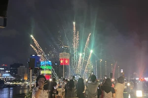 Chi hàng triệu đồng, khách vẫn khó tìm chỗ ngắm pháo hoa đẹp tại TP.HCM