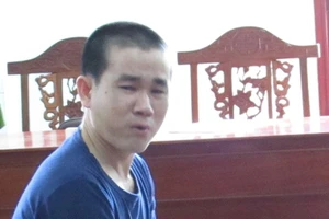 Giả vờ nói chuyện với cha mẹ để tìm cách hiếp dâm bé gái