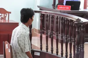 Phát hiện 'yêu râu xanh' từ việc con mặc quần trái