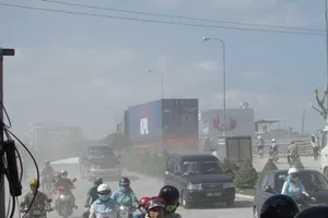 'Nín thở' chạy qua đoạn đường đang thi công