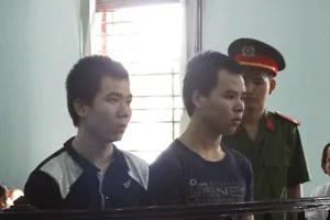 Hai anh em ruột chậm phát triển cùng hầu tòa vì hiếp dâm trẻ em