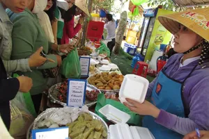 Hàng ngàn lượt người tham dự lễ hội bánh dân gian Nam Bộ