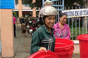 Tặng 100 thùng chứa nước cho người dân vùng hạn mặn Đồng Tháp