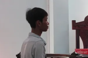 Một người cha đơn thân không biết cách bảo vệ con gái