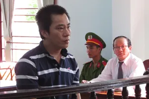 Bóp cổ vợ đến chết rồi tự đâm mình, dựng hiện trường giả