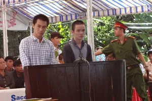 Vô cớ đánh người, 2 anh em họ dắt nhau vào tù 