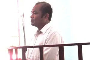 Trả giá vì bán hàng ngàn chai thuốc trừ sâu làm bằng... nước sơn