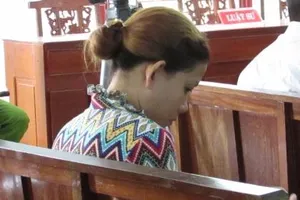 Ra vườn bắt gà coi chừng... hàng xóm