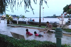 Tranh thủ rửa xe, tập bơi khi triều cường dâng cao
