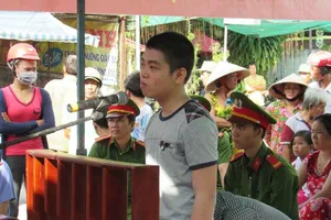 Quý tử dẫn bạn về chôm tiền, vàng của mẹ