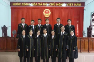 Cần Thơ: Các thẩm phán mặc áo choàng khi xét xử