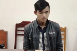 Bị tóm vì chụp ảnh nữ sinh tắm rồi tống tiền