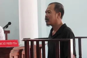 Bé gái qua nhà nhổ giùm lông vịt bị 'ma men' xâm hại