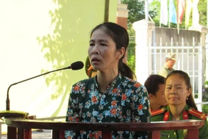 Đang ngồi ăn bún, thấy tiền liền theo