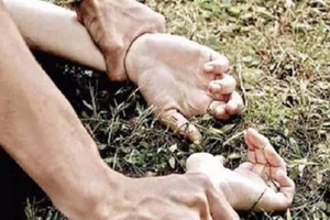 Cô bé 14 tuổi bị hiếp dâm, nằm bất tỉnh trên đường