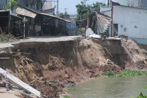 Sạt lở tại An Giang: Thêm 1 căn nhà bị trôi sông