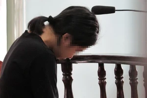 Đau xót: Cha đại diện bị hại, mẹ giám hộ cho bị cáo