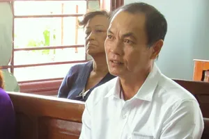 Khóa cổng, con gái tâm thần vẫn bị hiếp dâm