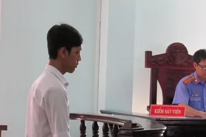 Hai tên trộm xe rồi ì ạch dắt bộ nên bị tóm