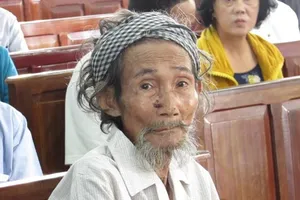 Đang xử phúc thẩm cụ ông 84 tuổi bị con đòi bỏ tù