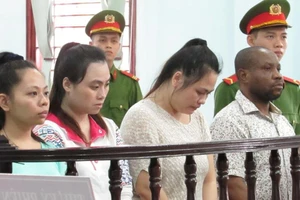 Cầm cố cả nhà để được... nhận quà từ nước ngoài