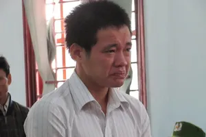 Thanh niên tâm thần khóc suốt phiên xử hiếp dâm trẻ em