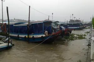 Cần Thơ chìm trong mưa lạnh, HS nghỉ học tránh bão