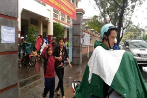 Cần Thơ: Nữ lao động được nghỉ làm để chăm con do bão 