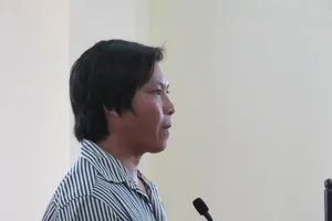 Lãnh 3 năm tù vì vừa chạy xe vừa hiếu kỳ xem tai nạn