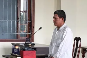 Bị đâm thủng bụng vì… nắm tay không cho về