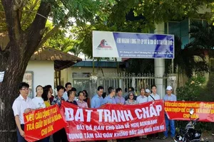 Cần Thơ: Người dân căng băng rôn đòi một công ty trả sổ đỏ